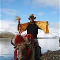Jose con ropas tradicionales y montado en un yak / Jose with traditional cloth and riding a yak
